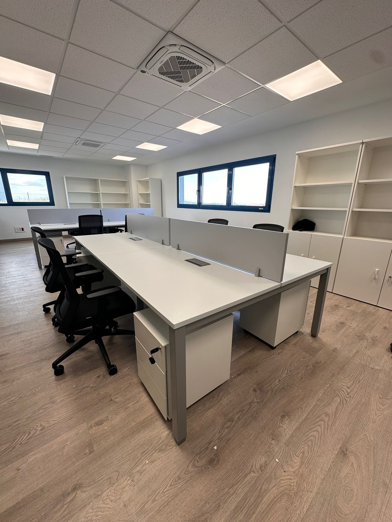 Komplettbüro mit Arbeitsbench Komplettbüro mit Arbeitsbench
