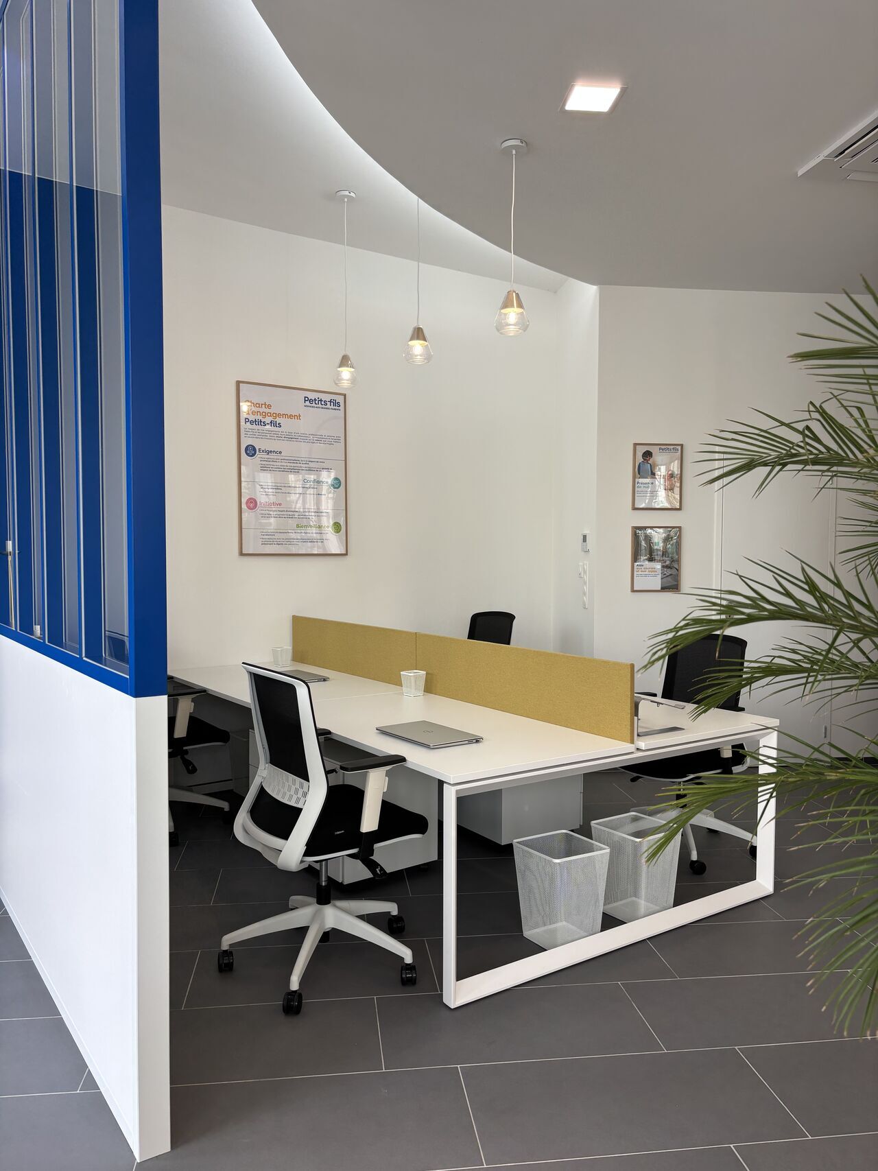 Büro mit vier Arbeitsplätzen Büro mit vier Arbeitsplätzen