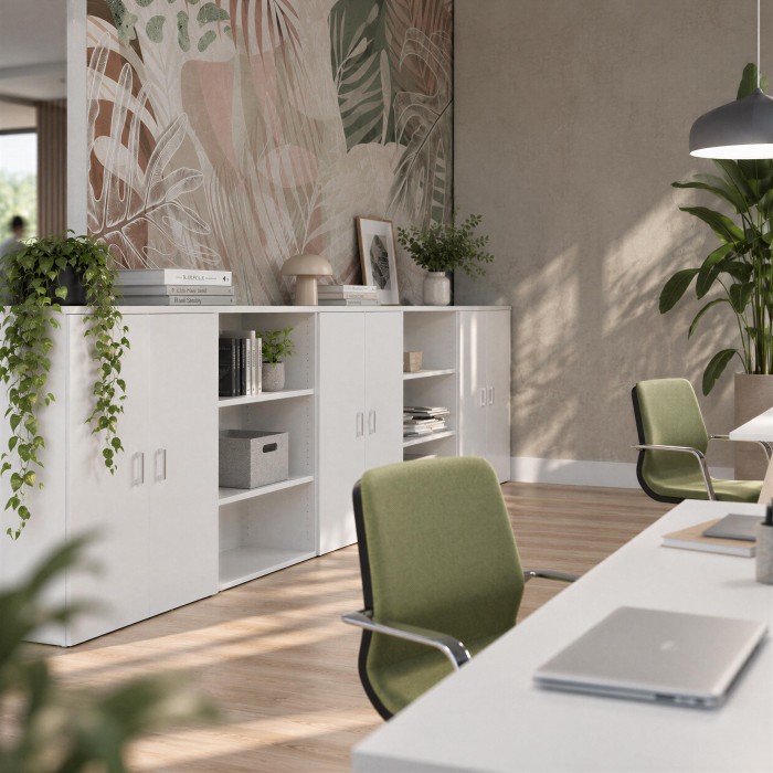 Minimalistisches Büro mit weißen Chronos Abschließbar Schränken